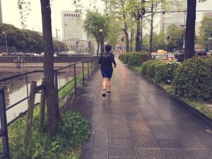 Una persona corre por las calles de Tokyo