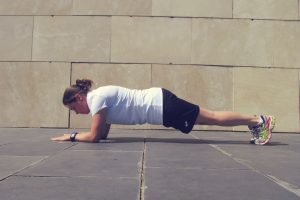 Ángela trabajando el core con ejercicios de planchas
